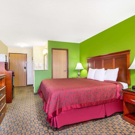 Days Inn & Suites By Wyndham Wichita Exterior photo