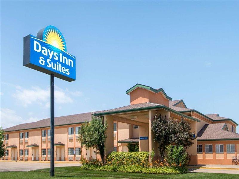 Days Inn & Suites By Wyndham Wichita Exterior photo
