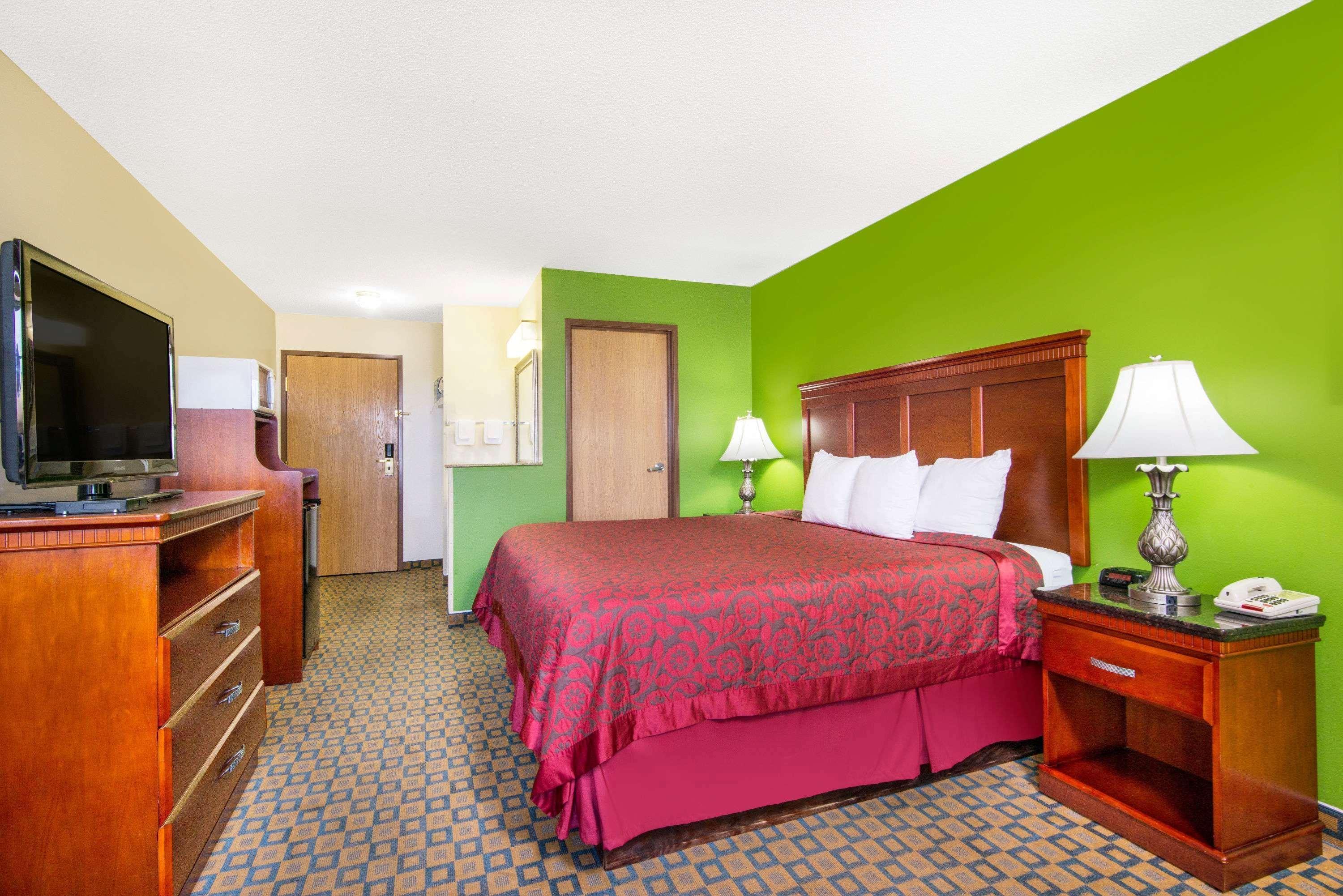 Days Inn & Suites By Wyndham Wichita Exterior photo