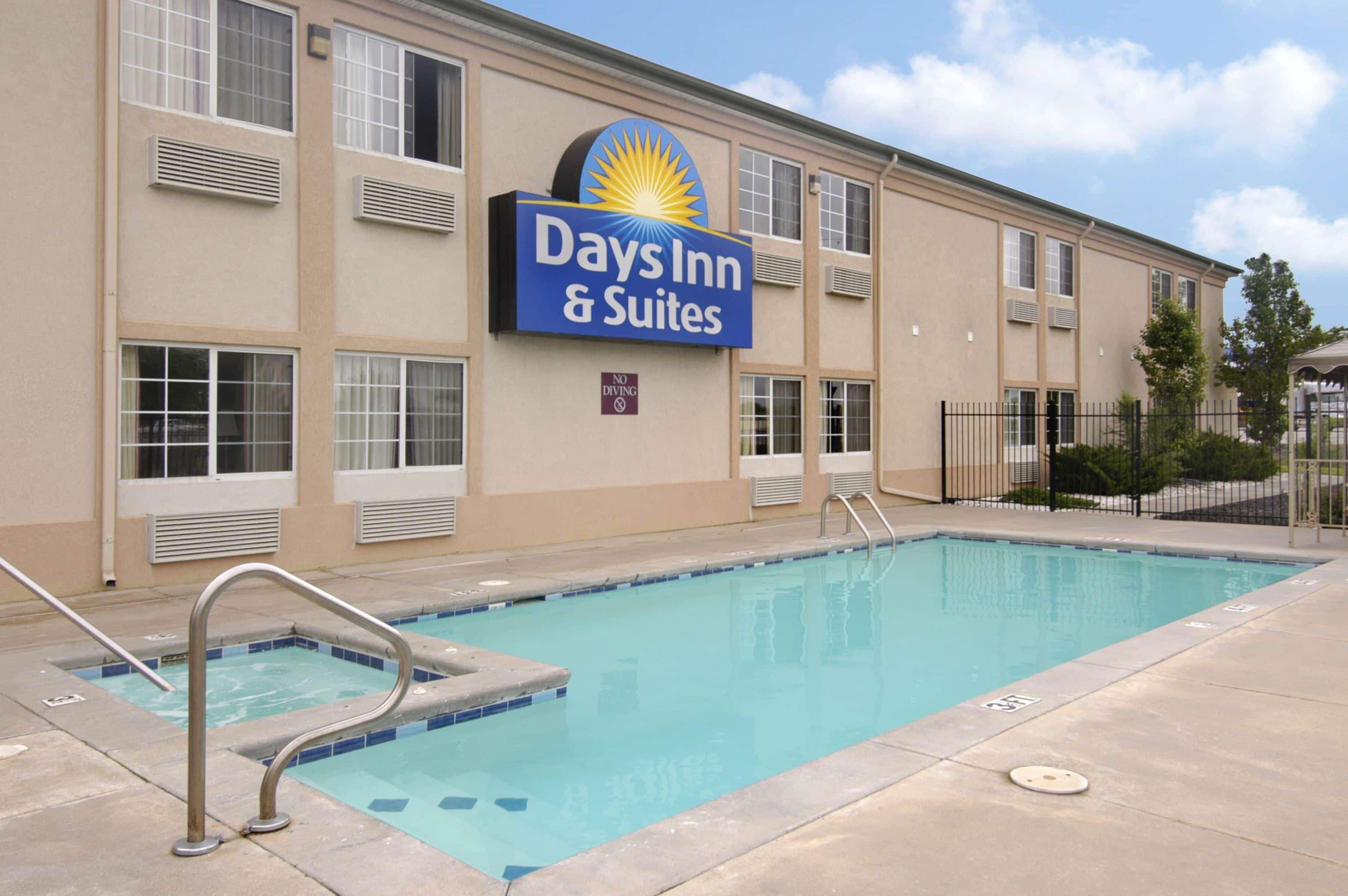 Days Inn & Suites By Wyndham Wichita Exterior photo