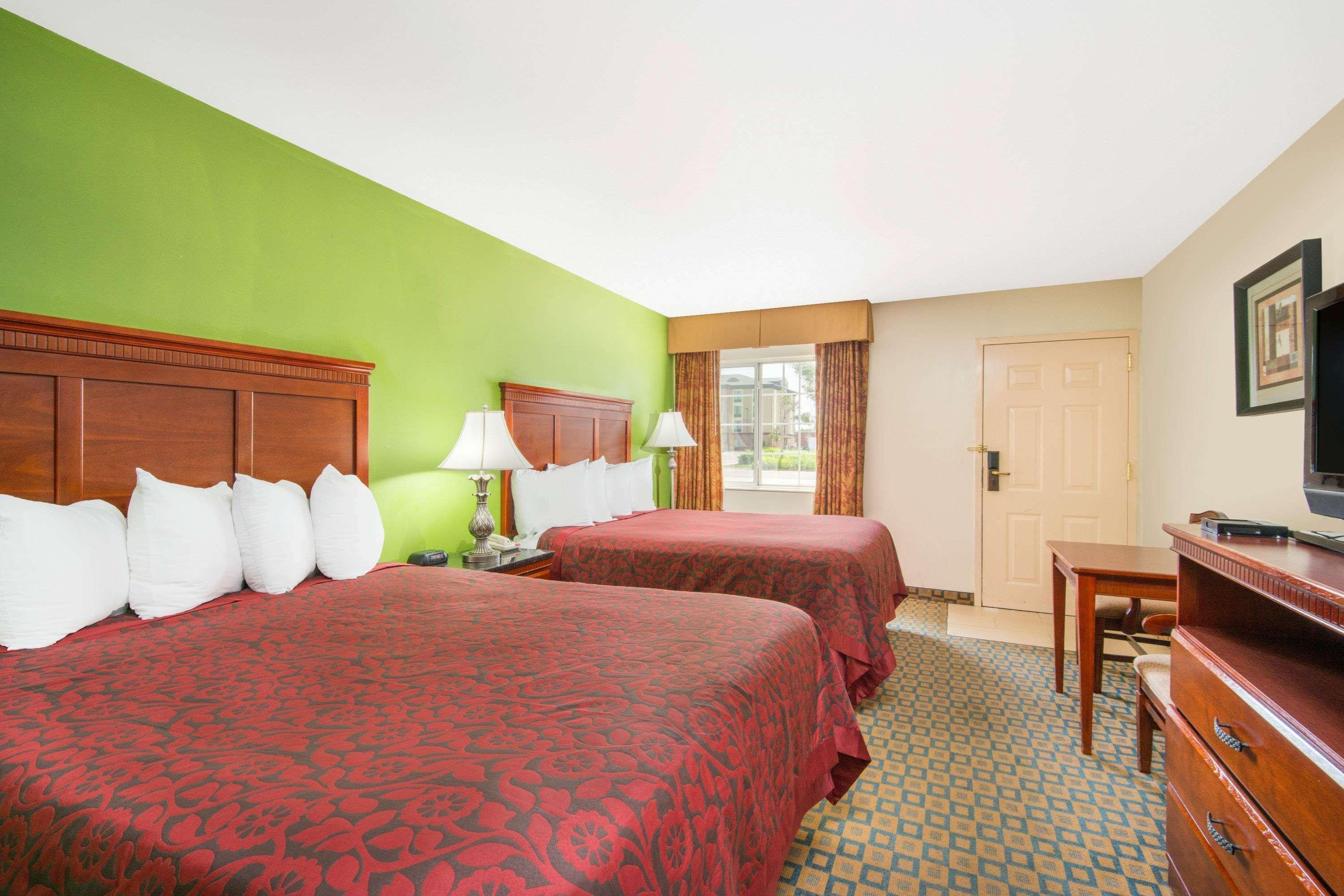 Days Inn & Suites By Wyndham Wichita Exterior photo