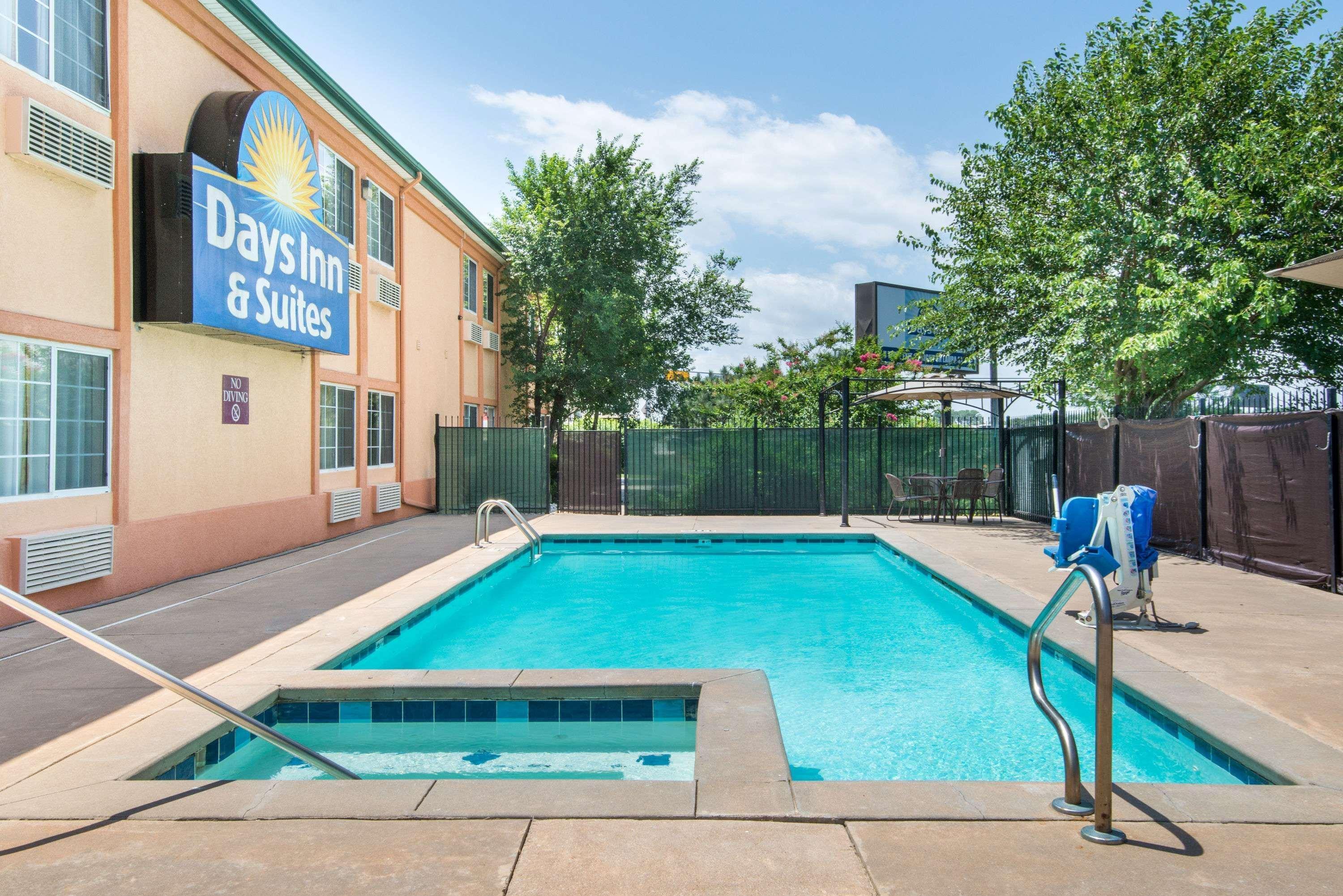 Days Inn & Suites By Wyndham Wichita Exterior photo