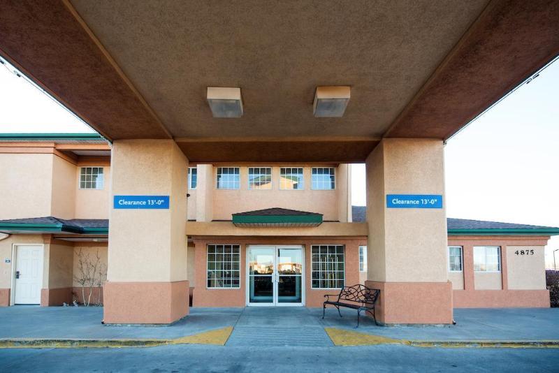 Days Inn & Suites By Wyndham Wichita Exterior photo