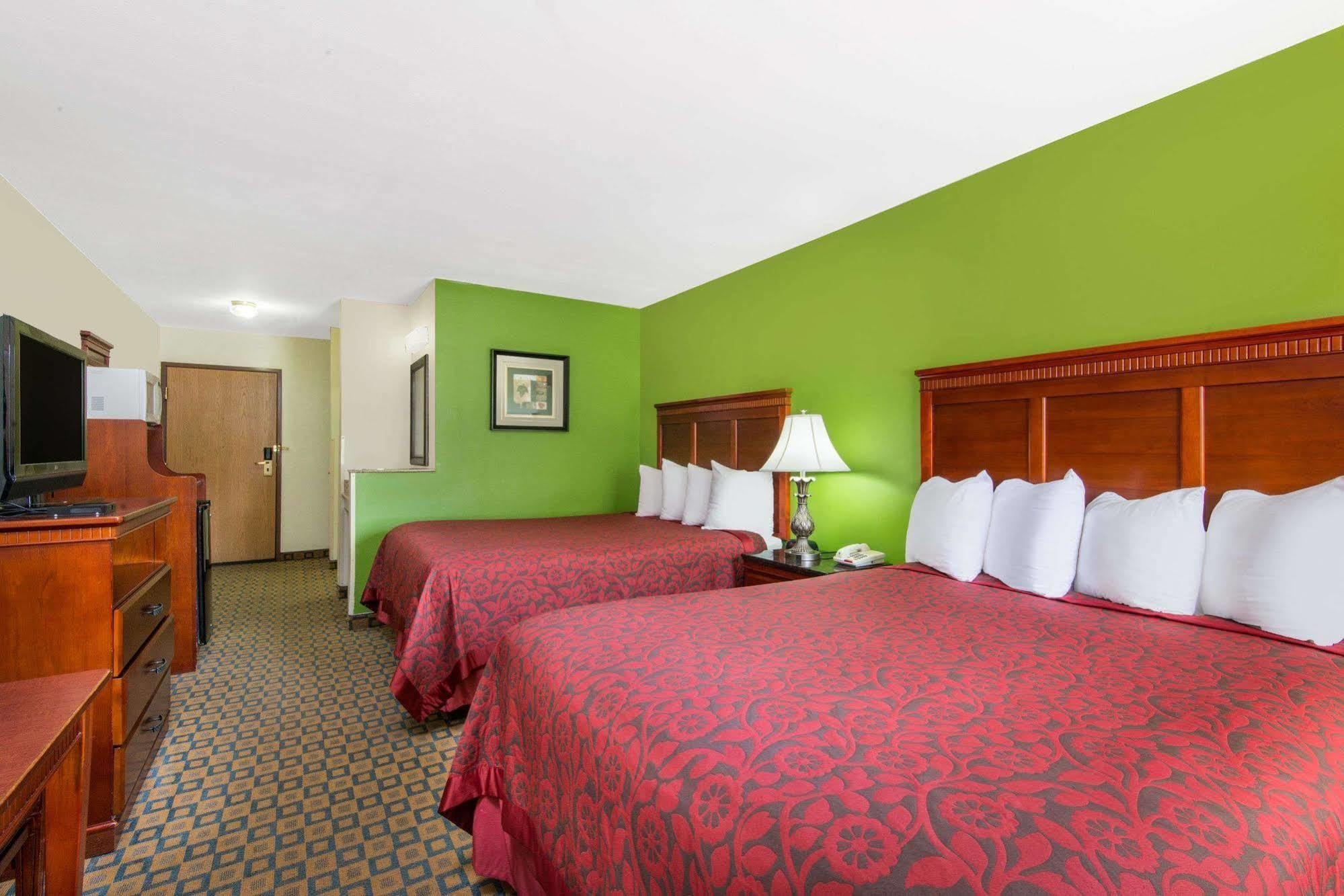 Days Inn & Suites By Wyndham Wichita Exterior photo