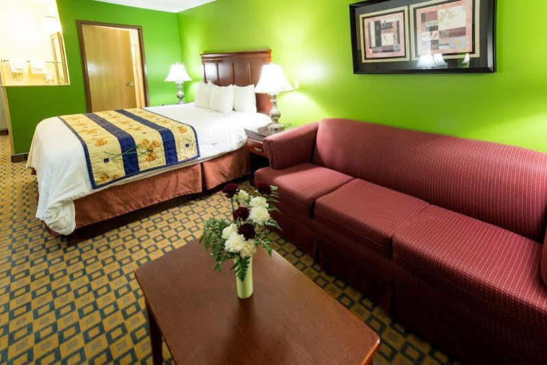 Days Inn & Suites By Wyndham Wichita Exterior photo