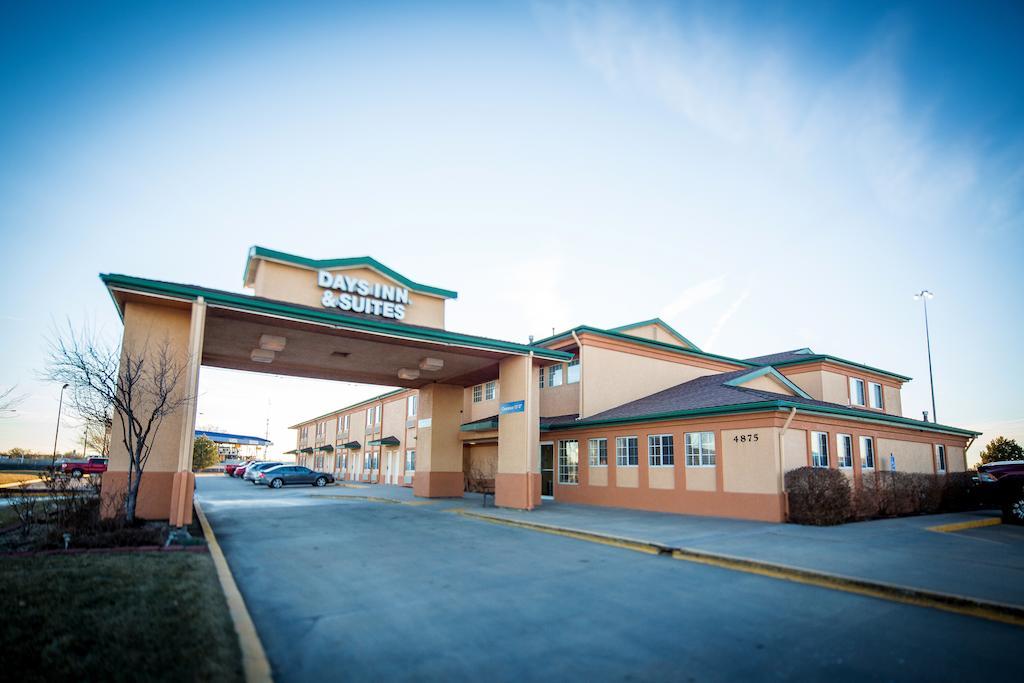 Days Inn & Suites By Wyndham Wichita Exterior photo